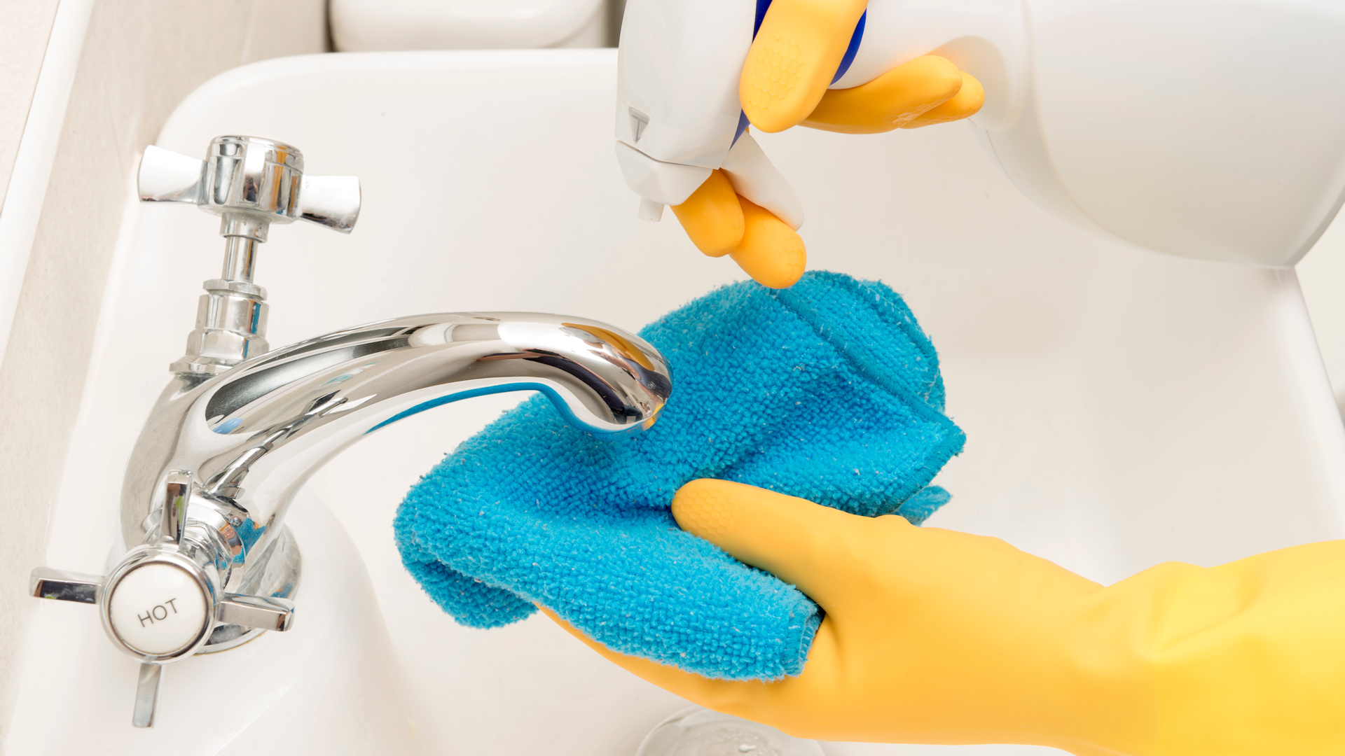 Cleaning a bathroom with microfiber rags