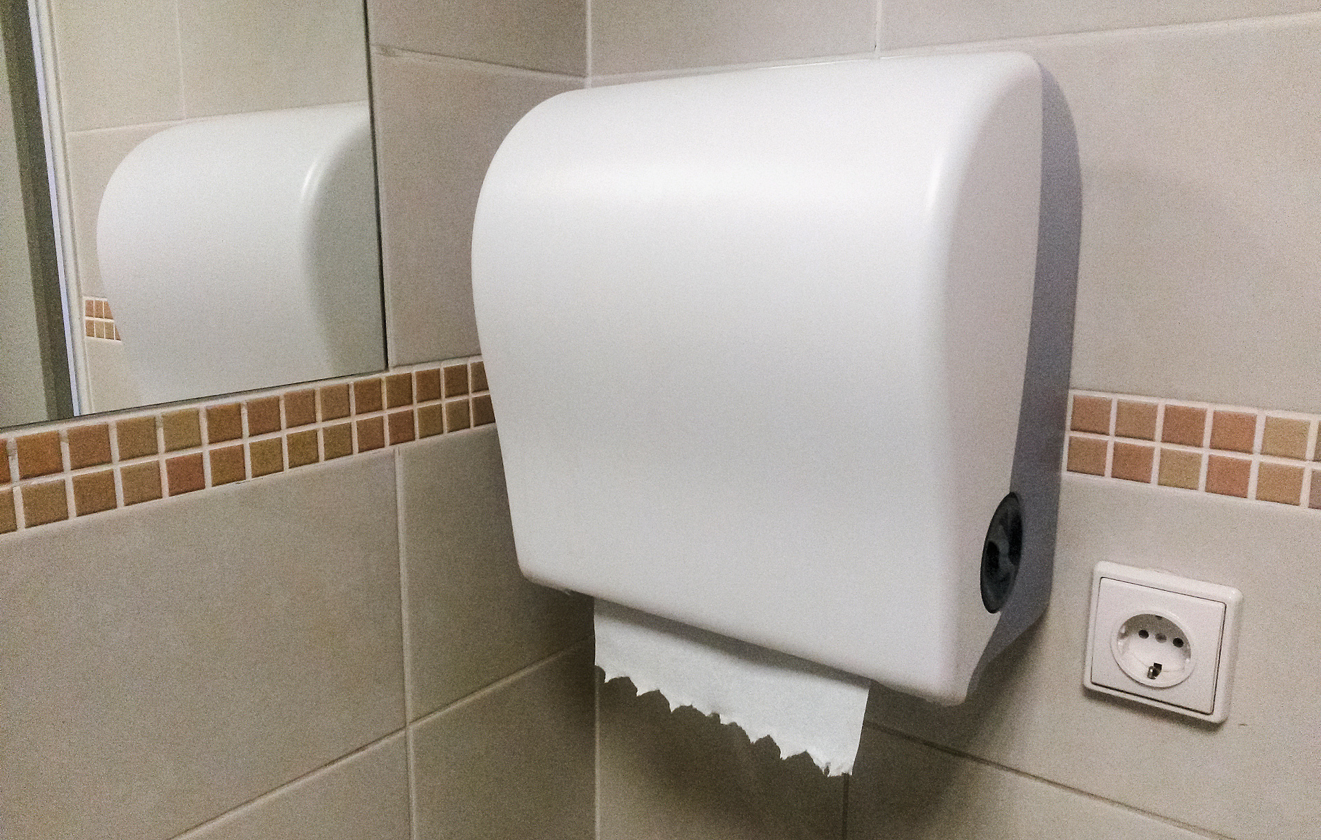 How to pick the best commercial paper towel dispenser for your business or office