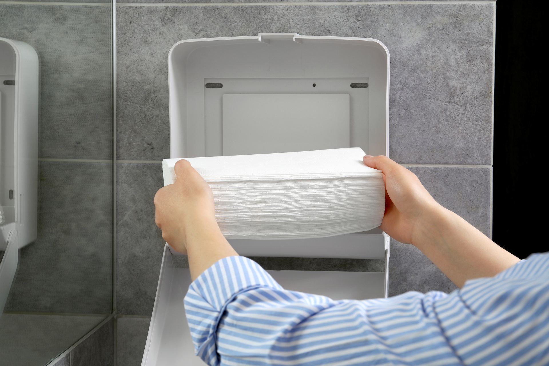 How to pick the best commercial paper towel dispenser for your business or office