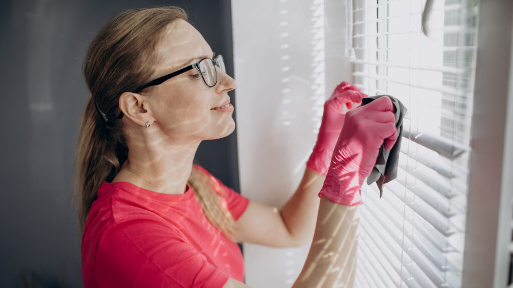 How to dust and clean window blinds